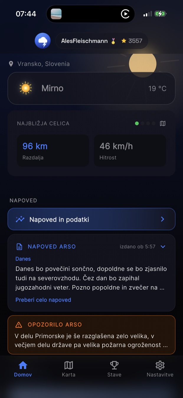 Začetni zaslon: najbližja celica 96 km stran in njena hitrost, pod tem besedna napoved ARSO z uro izdaje in veljavno opozorilo agencije.