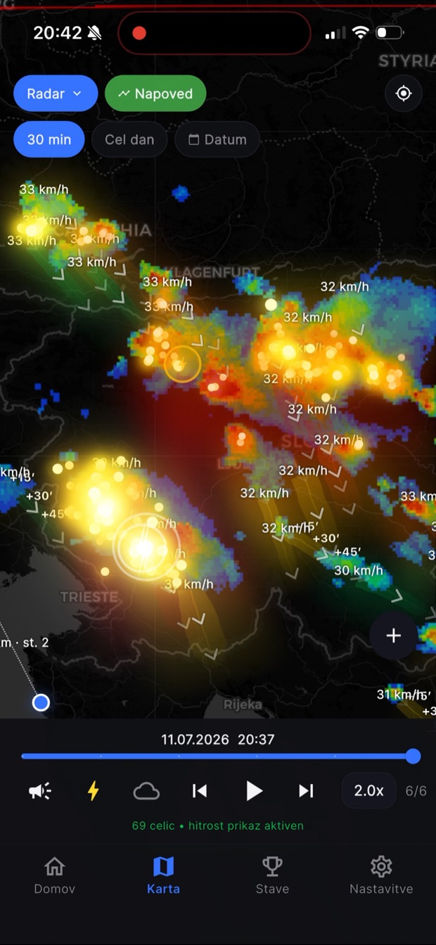 Vsaka celica ima izračunano hitrost in napovedano pot za 15, 30 in 45 minut. Rumene pike so strele. Tisti večer je sistem spremljal 69 celic.